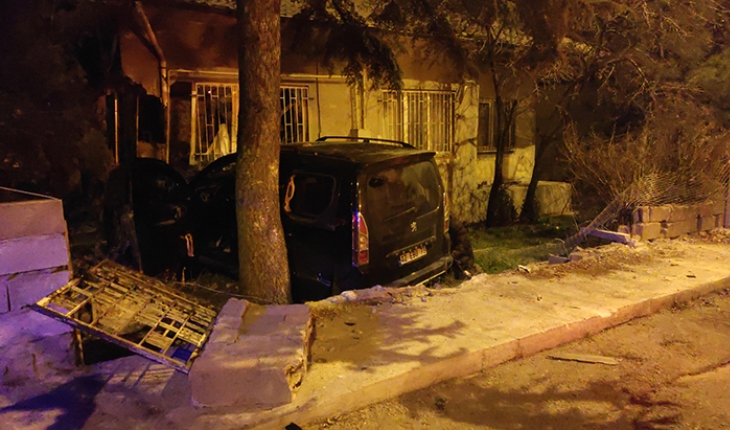 Otomobil evin duvarına çarptı: Sürücüsü yaralandı