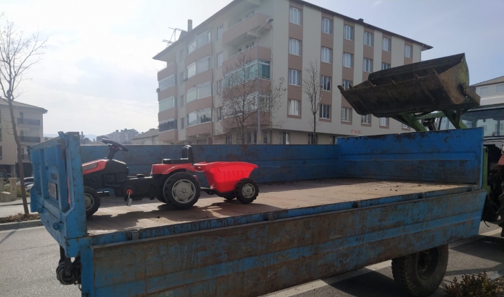 Konya’da park halindeki traktörden düşen çocuk yaralandı