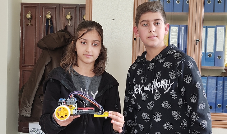 Kulu’da iki öğrenci “ Çizgi İzleyen“ robot tasarladı