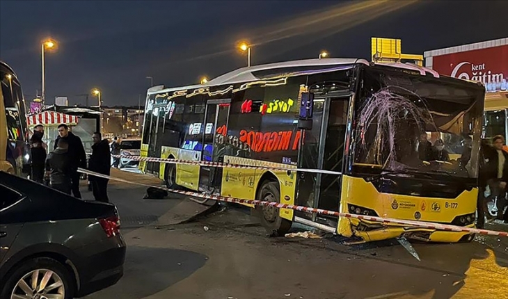 Bahçelievler’de İETT otobüsü durak önünde minibüse çarptı, 1 kişi öldü, 4 kişi yaralandı