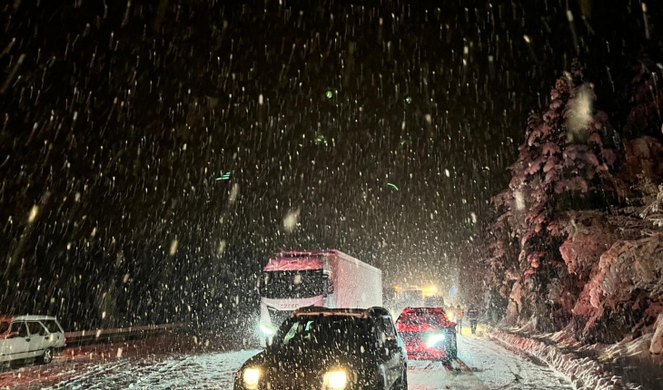 Antalya-Konya kara yolu kar yağışı nedeniyle ulaşıma kapandı