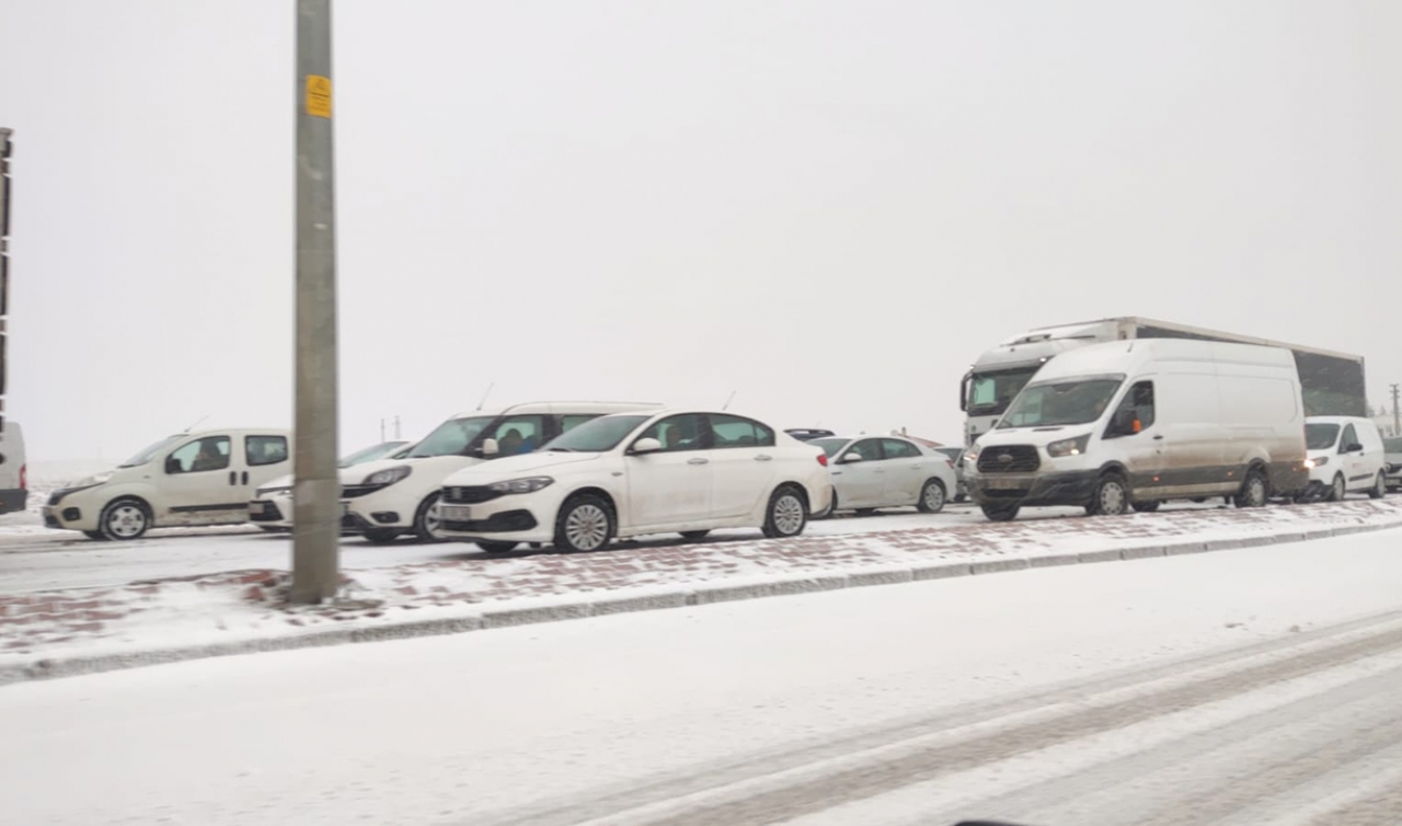 Konya’da kar yağışı çevre illere ulaşımı aksatıyor