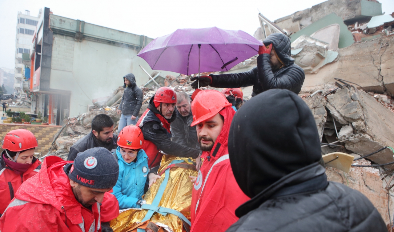 Kahramanmaraş'ta bir apartmanın enkazından anne ve kızı kurtarıldı