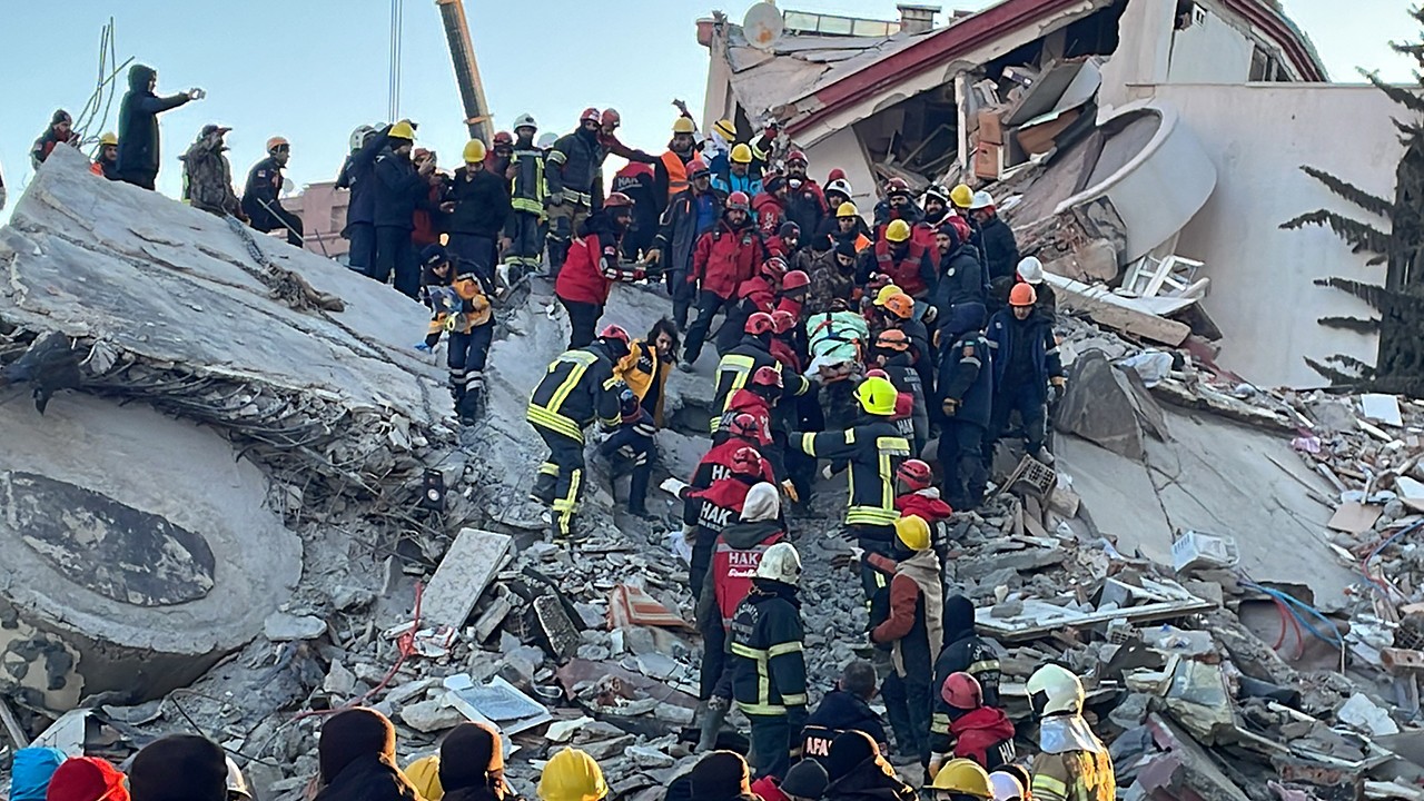 3 Kişi depremden 76 saat sonra enkazdan kurtarıldı