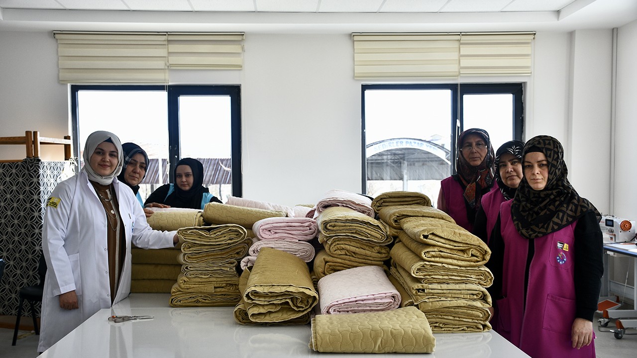 Konyalı gönüllüler depremzedeler için aralıksız battaniye dikiyor 