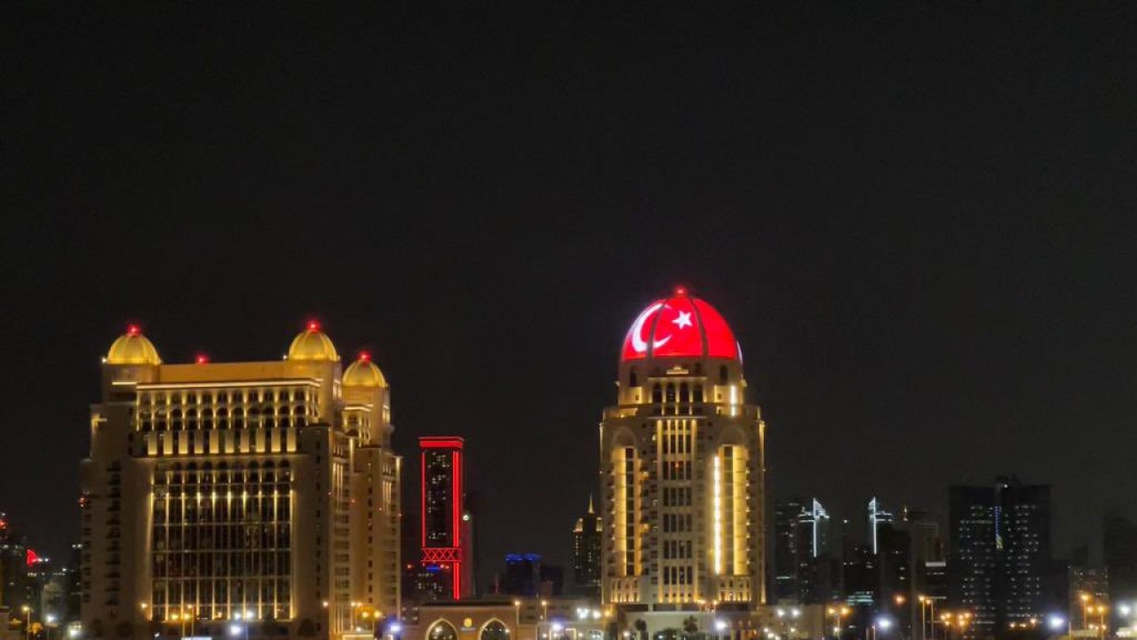 Katar’ın sembol binalarına Türk bayrağı yansıtıldı