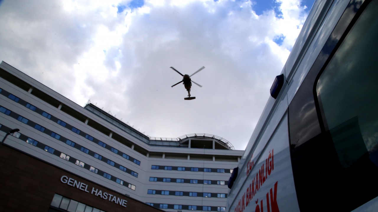 Depremde yaralananlar helikopterle hastaneye sevk ediliyor