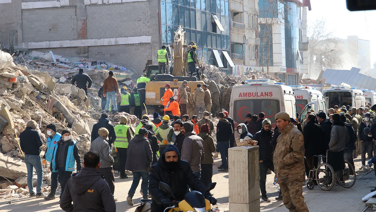 128 saat sonra enkazdan çıkarılan çiftin 3 çocuğu hayatını kaybetti