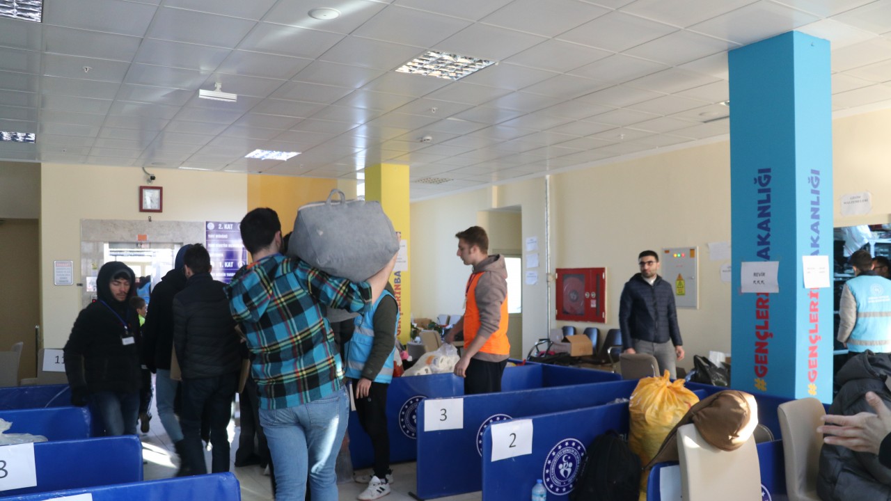Burdur'a getirilen 1061 depremzede GSB yurtlarına yerleştirildi