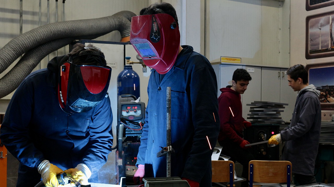 Konya’daki öğrenciler depremzedeler için üretiyor