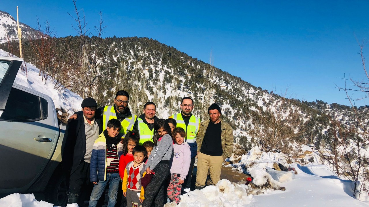 Karlı yolları aşarak depremden etkilenenlere yardım ulaştırıyor