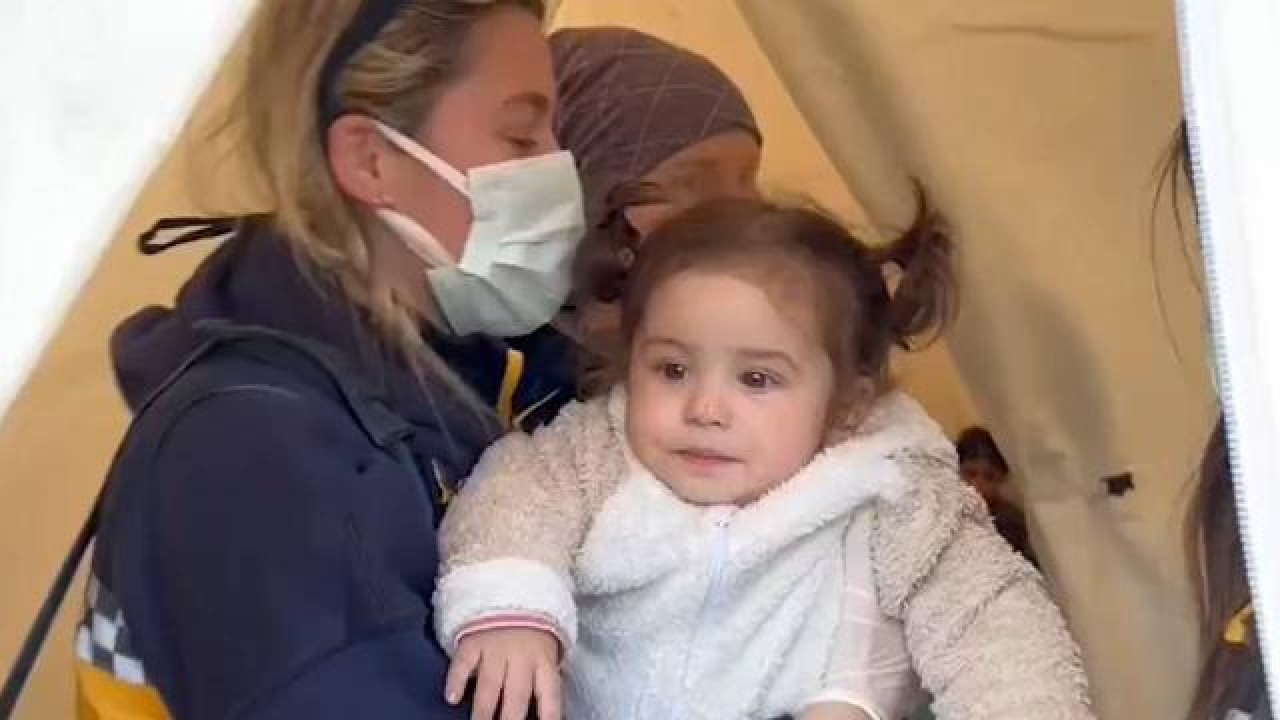 2 yaşındaki depremzede Nisa hastaneye yatırıldı
