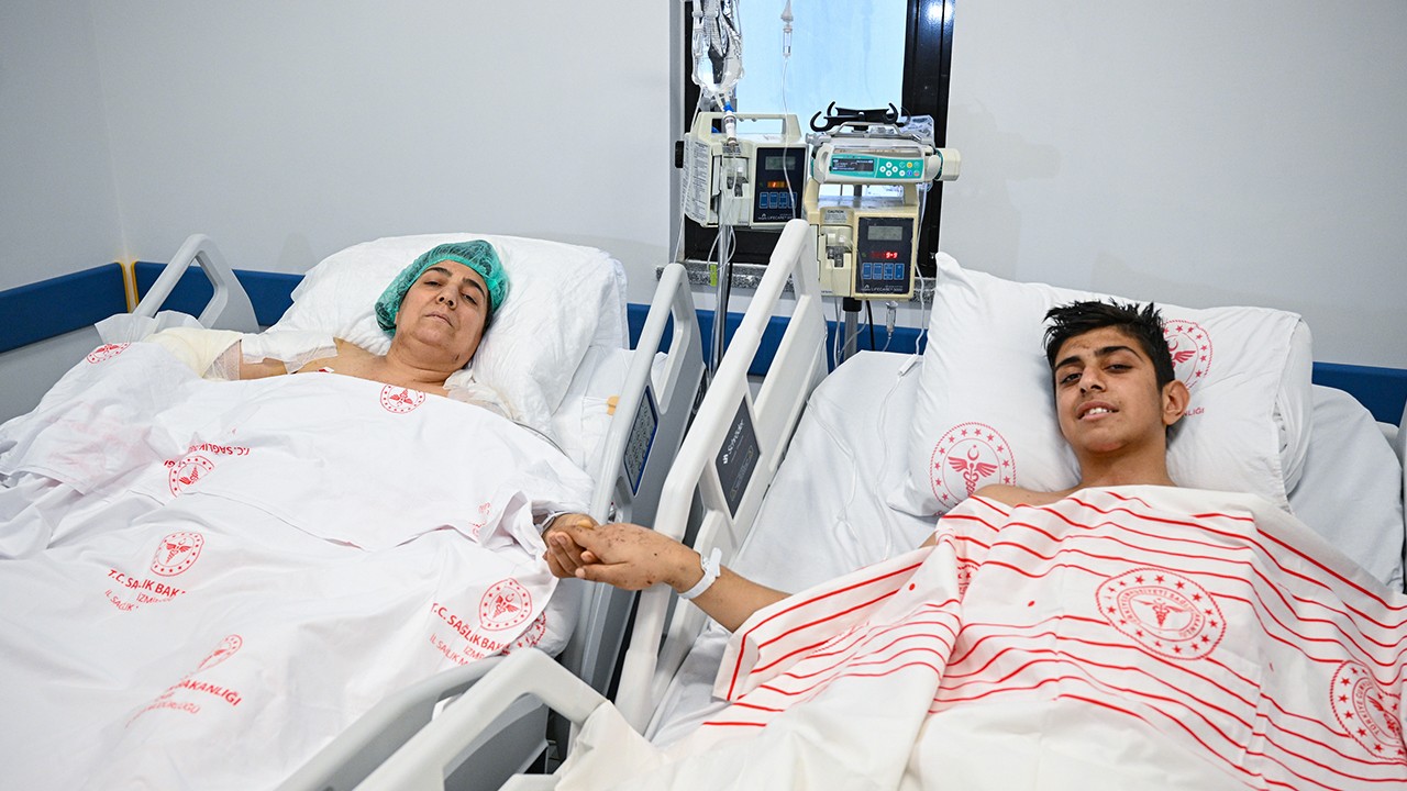 Depremde iki bacağını kaybeden Mehmetcan annesine kavuştu