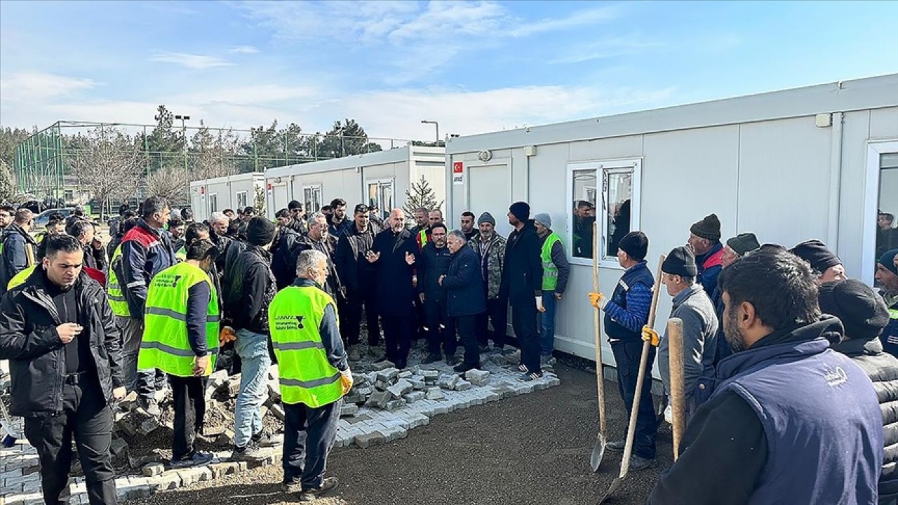 İçişleri Bakanı Soylu, Kahramanmaraş'taki konteyner kurulum çalışmalarını inceledi