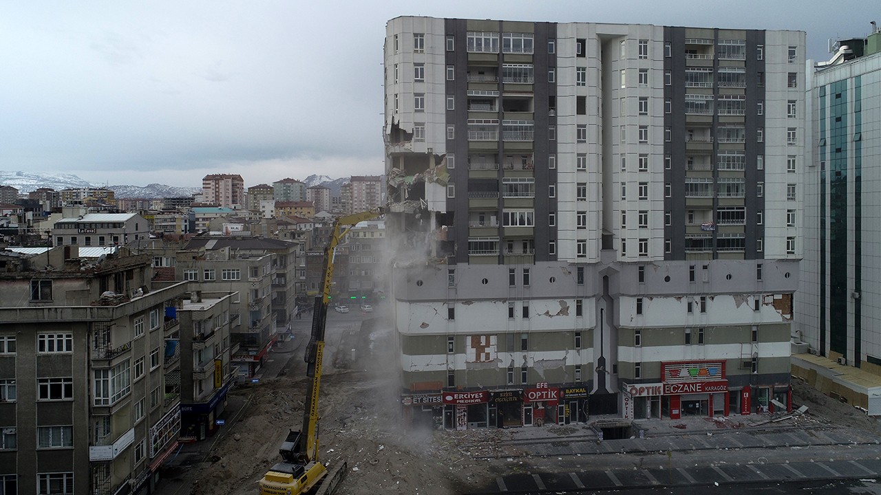 Kayseri'de, Kahramanmaraş merkezli depremlerde hasar gören bina yıkılıyor