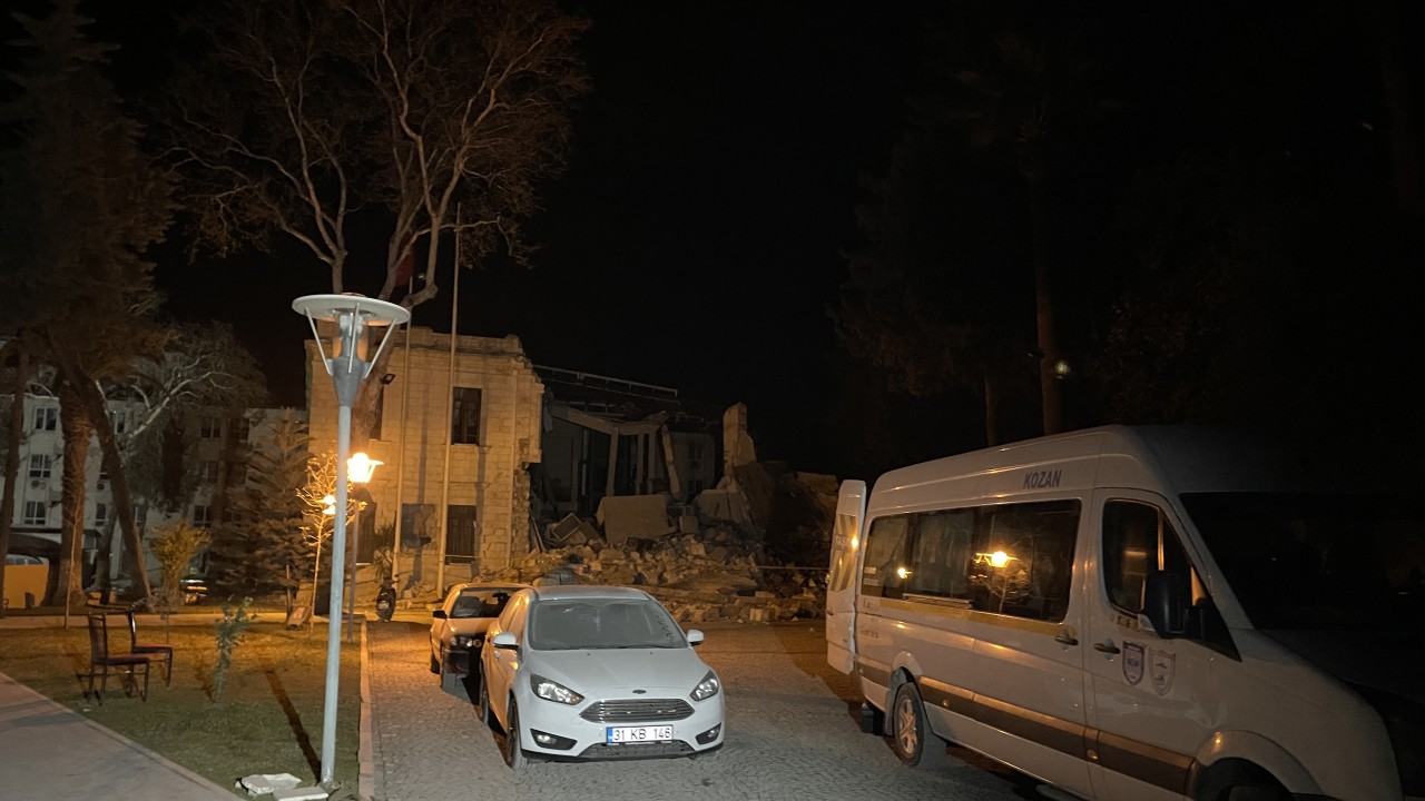 Hatay’da depremde valilik binasının bir kısmı yıkıldı