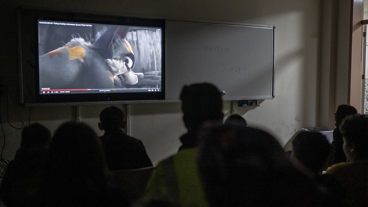 Kahramanmaraş'ta depremzede çocuklar çizgi film izleyerek moral buldu