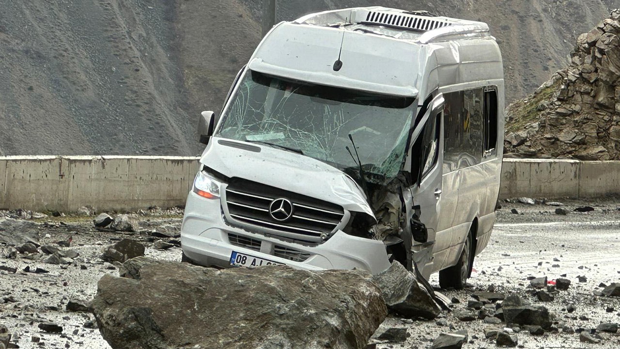 Kopan kayalar minibüse çarptı: 4 kişi yaralandı