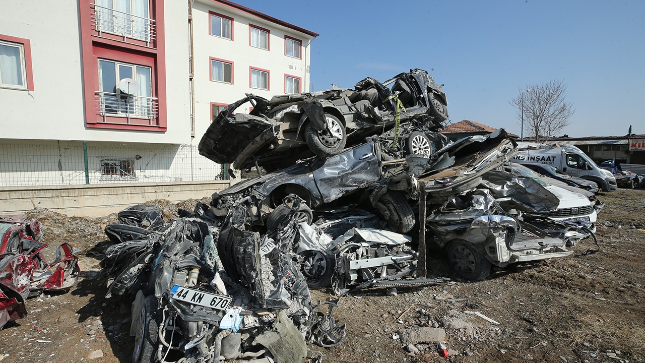 Depremden sonra araçlar hurdaya döndü