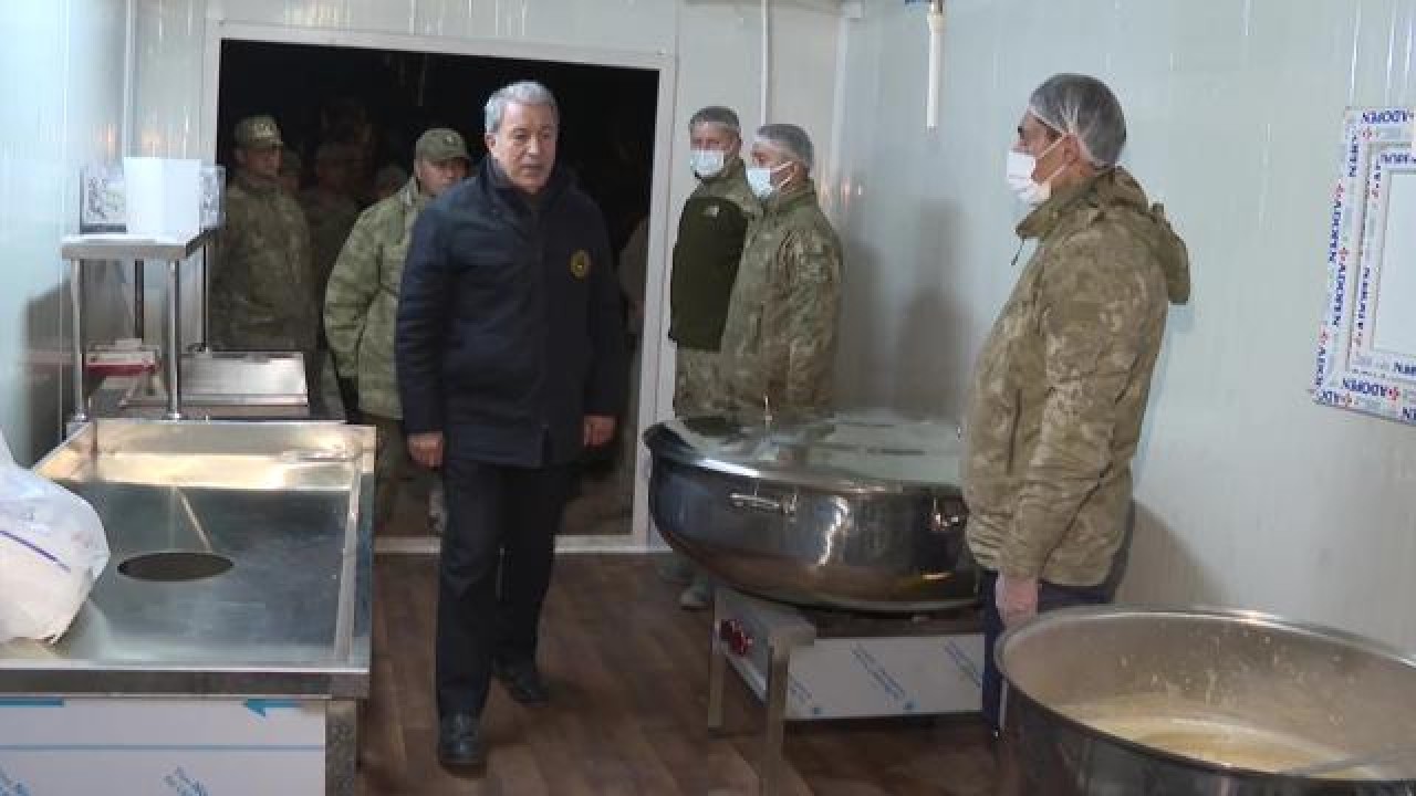 Bakan Akar, Hatay’da gece çalışmaları inceledi, Mehmetçiği denetledi