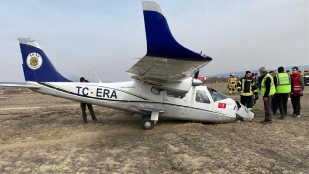 Motoru bozulan eğitim uçağı araziye zorunlu iniş yaptı