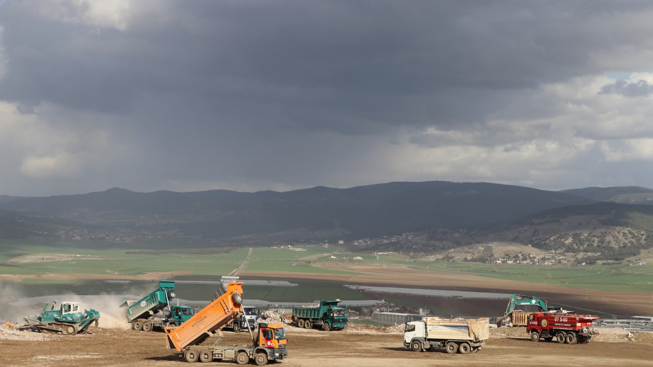 Kahramanmaraş’ta enkaz kaldırma çalışmaları hummalı şekilde sürüyor