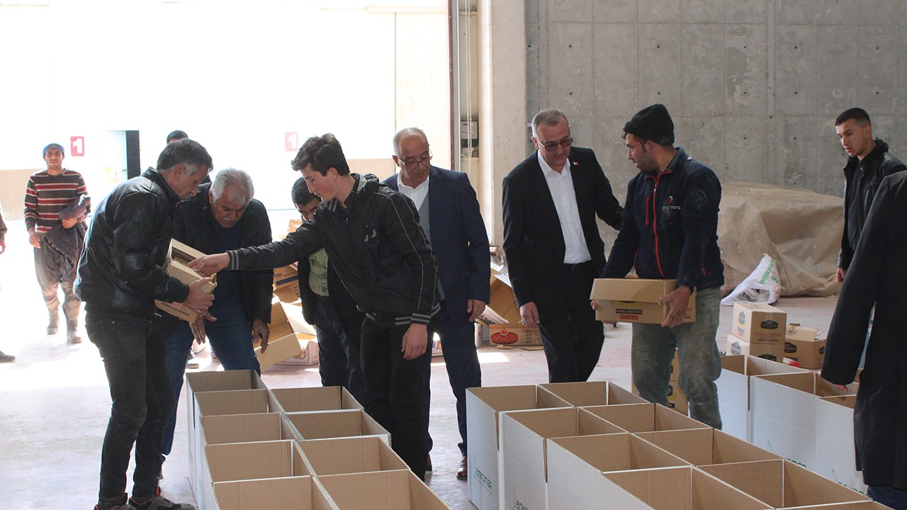 Yunak'ın Saray Mahallesi deprem bölgesine 34 tır yardım malzemesi gönderdi