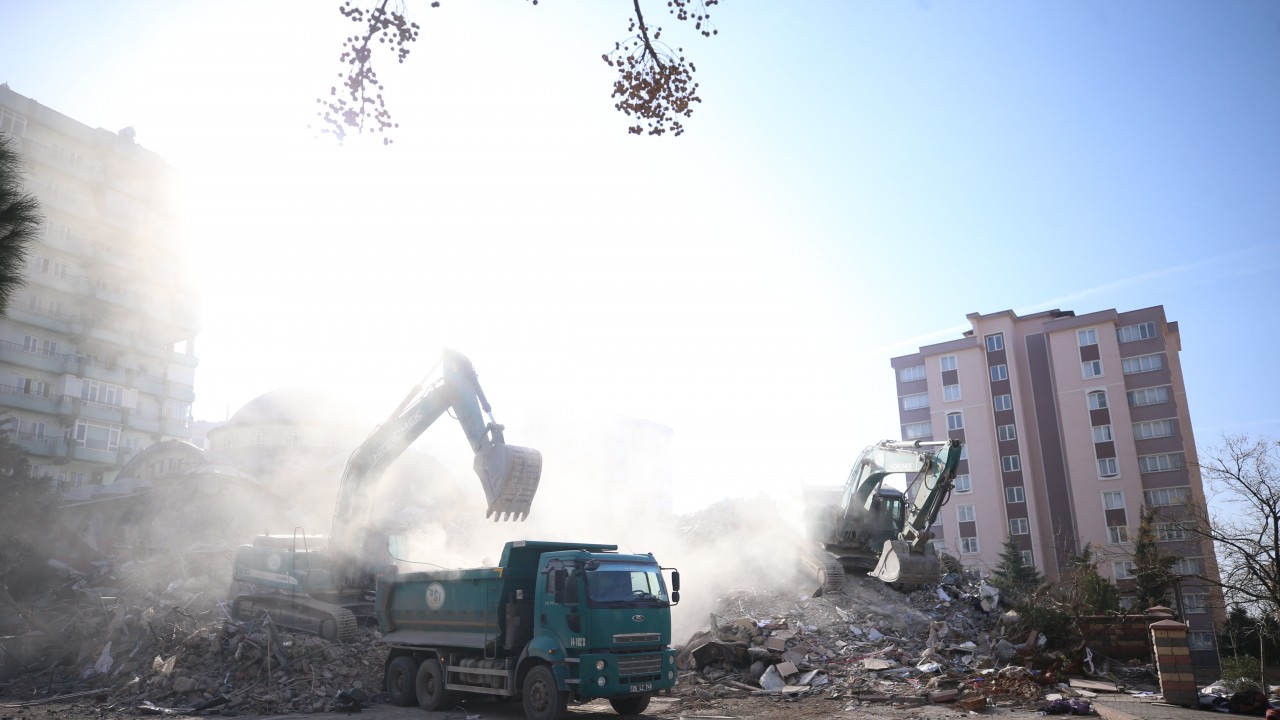 Kahramanmaraş’ta aciliyet gerektiren binaların yıkım işlemleri sürüyor