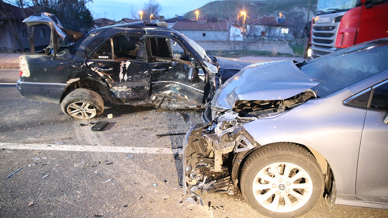 Üç otomobilin karıştığı kazada 2 kişi öldü, 2 kişi yaralandı