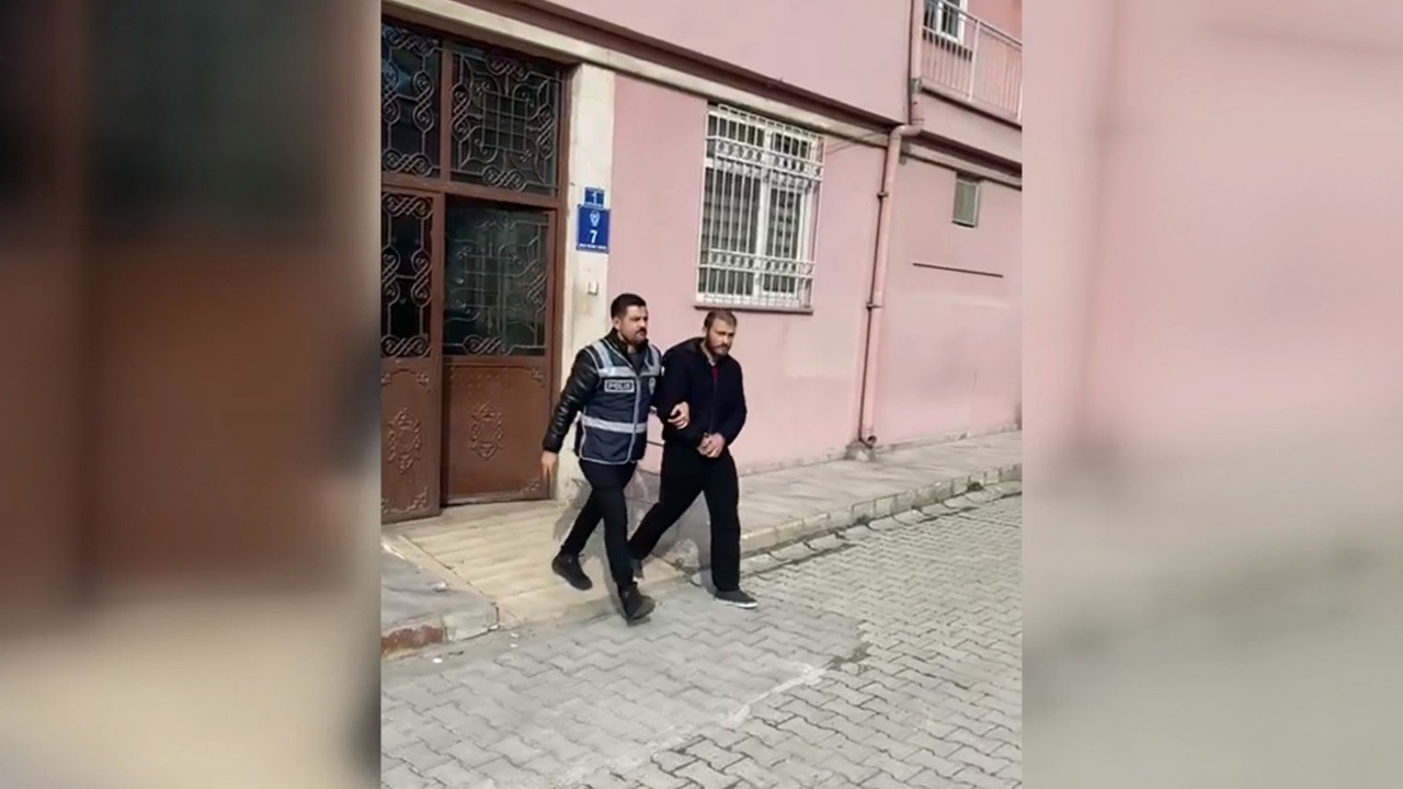 Konya'da iki kuyumcuyu dolandıran maskeli dolandırıcı polisten kaçamadı