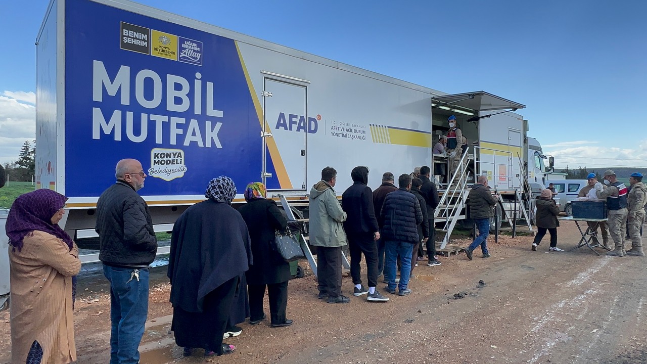 Konya'nın Mobil Yemek ve Ekmek araçları Hatay'da depremzedelerin içini ısıtıyor