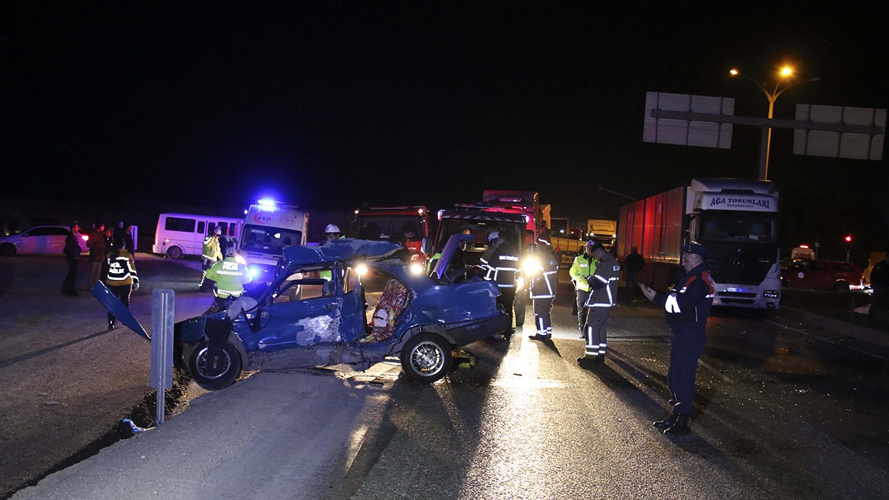 Tır ile otomobilin çarpıştı: 1 kişi öldü, 3 kişi yaralı