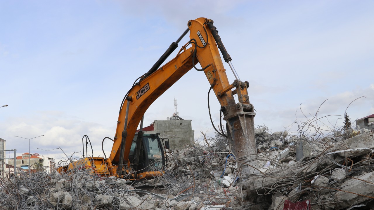 Adıyaman’da enkaz kaldırma ve hasarlı binaların yıkım çalışmaları sürüyor