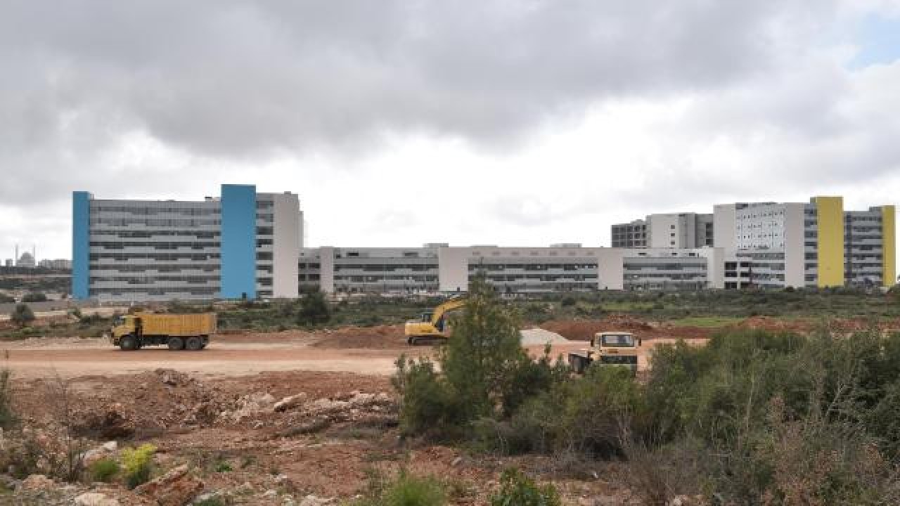 Deprem bölgesine yeni hastanelerin temeli atıldı