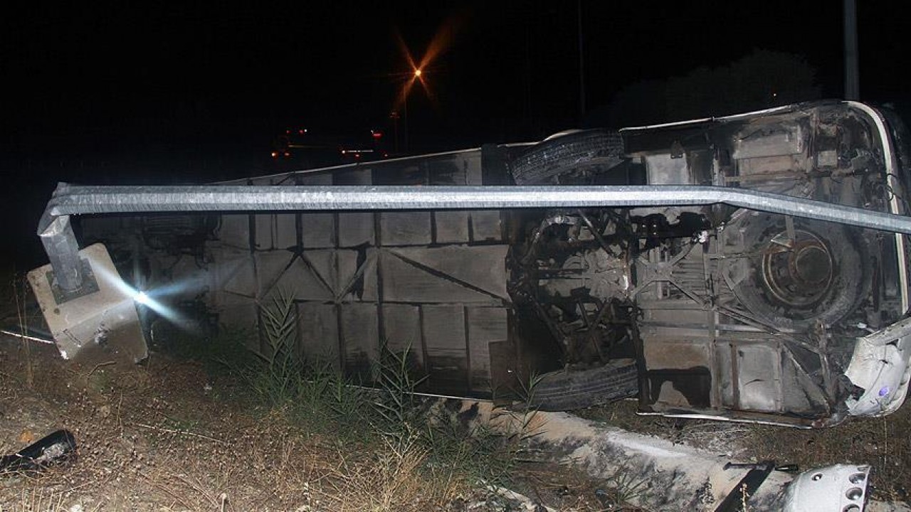 Umrecileri taşıyan otobüsün kaza yapması sonucu 20 kişi hayatını kaybetti