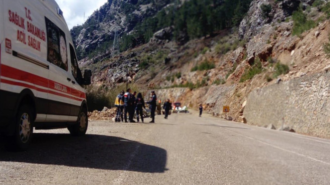 Otomobilin üzerine kaya devrildi: 4 öğretmen hayatını kaybetti