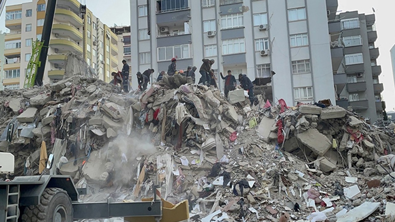 Depremde yıkılan binanın müteahhidi, yapıda kusur olmadığını savundu