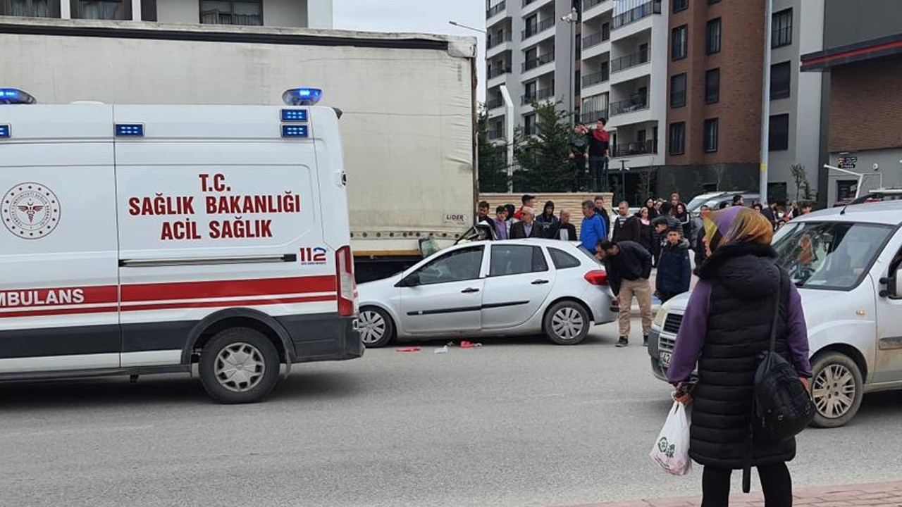 Konya’da otomobil park halindeki tırın altına girdi: 1 ölü, 3 yaralı
