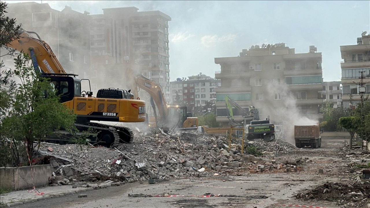İskenderun’da bina yıkım ve enkaz kaldırma çalışmaları devam ediyor