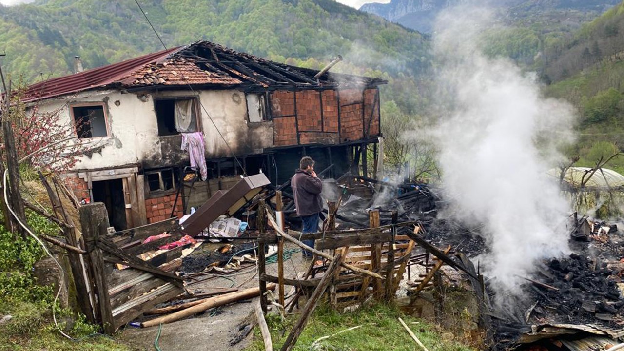 3 evde şüpheli yangın: Evler kullanılamaz hale geldi