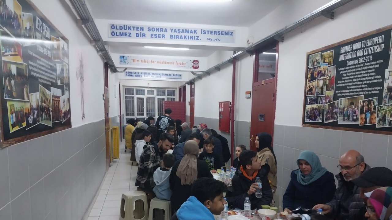 Zeki Özdemir Anadolu Lisesi depremzedeleri iftarda ağırladı