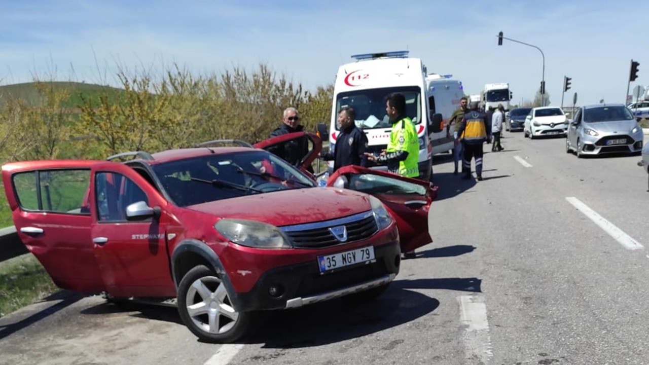 Konya'da feci kaza! İki otomobil çarpıştı: 1 ölü, 6 yaralı