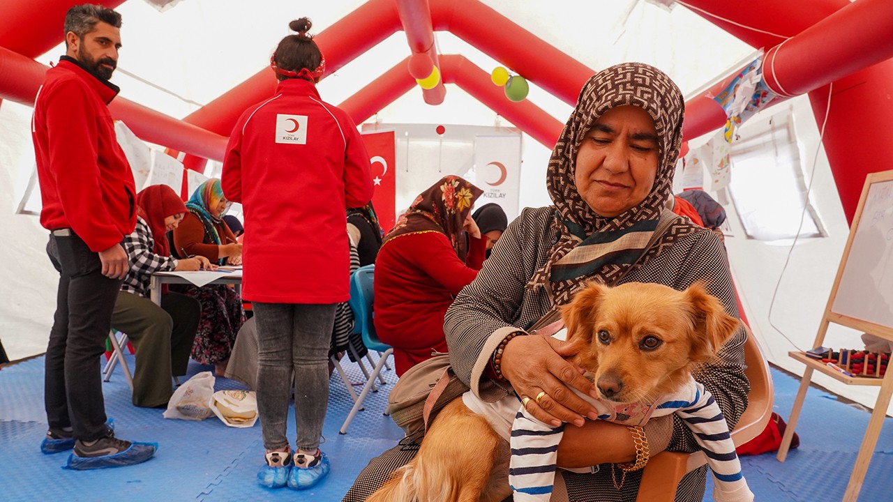 Depremden dakikalar önce kendisini uyandıran köpeğini yanından ayırmıyor