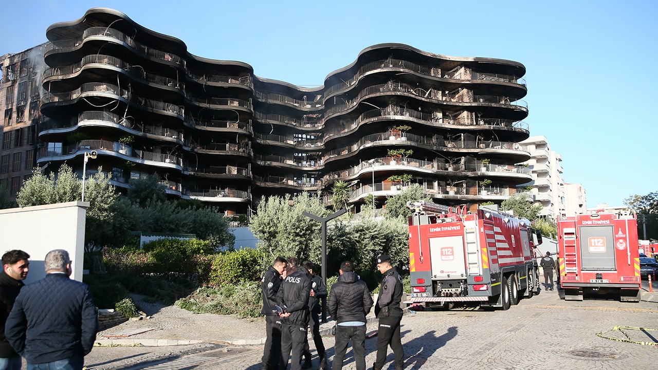 İzmir’de sitede çıkan yangın kontrol altına alındı