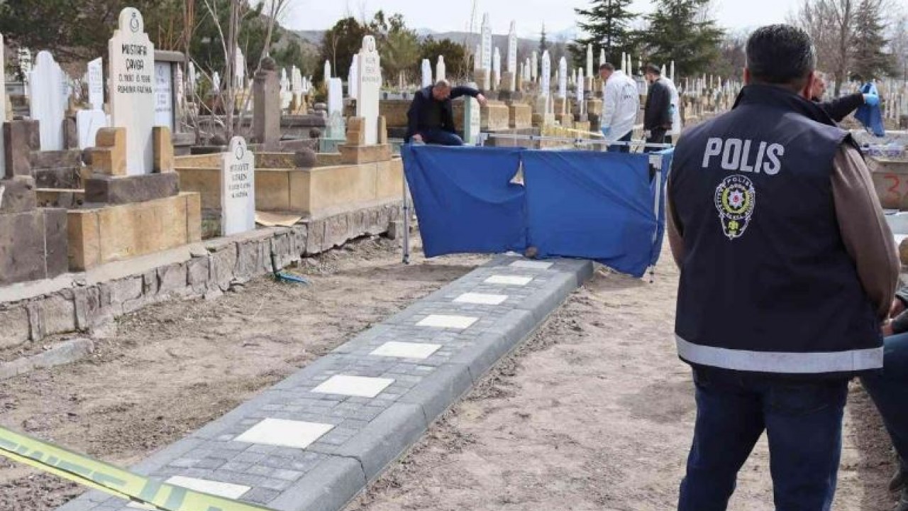 Birlikte yaşadığı kadını öldürdükten sonra evladının mezarı başında intihar etti