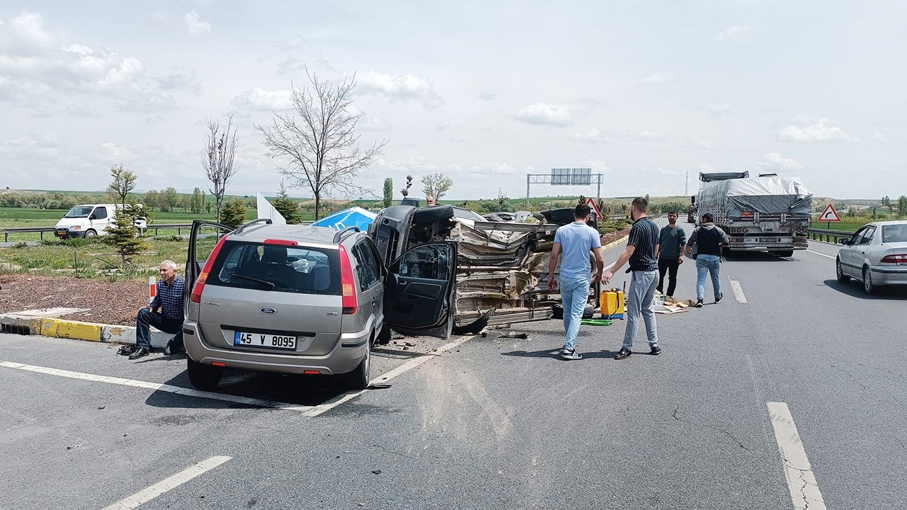 Konya’da kamyonet ile otomobil çarpıştı:5 kişi yaralandı