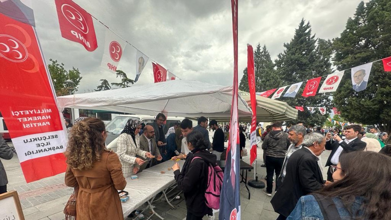 MHP Selçuklu ilçe teşkilatı Kültür Park'ta lokma dağıttı