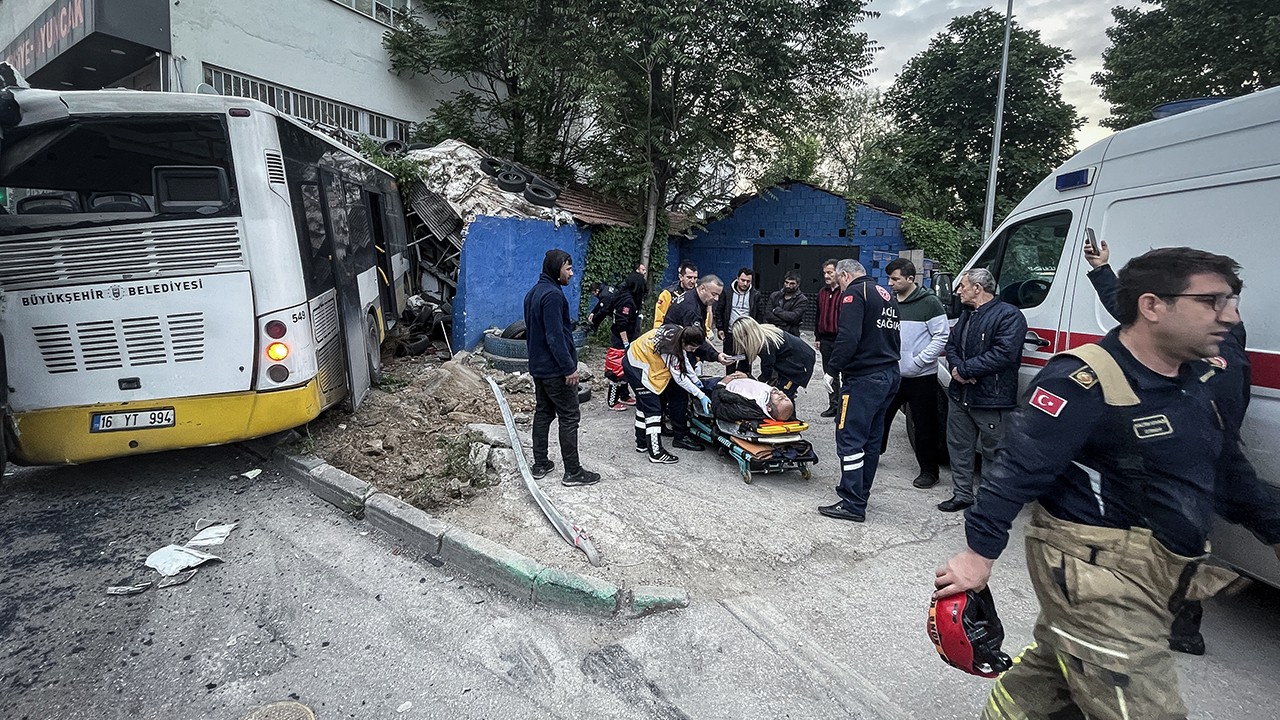 Servis aracı ile özel halk otobüsünün çarpıştı: sürücüler yaralandı