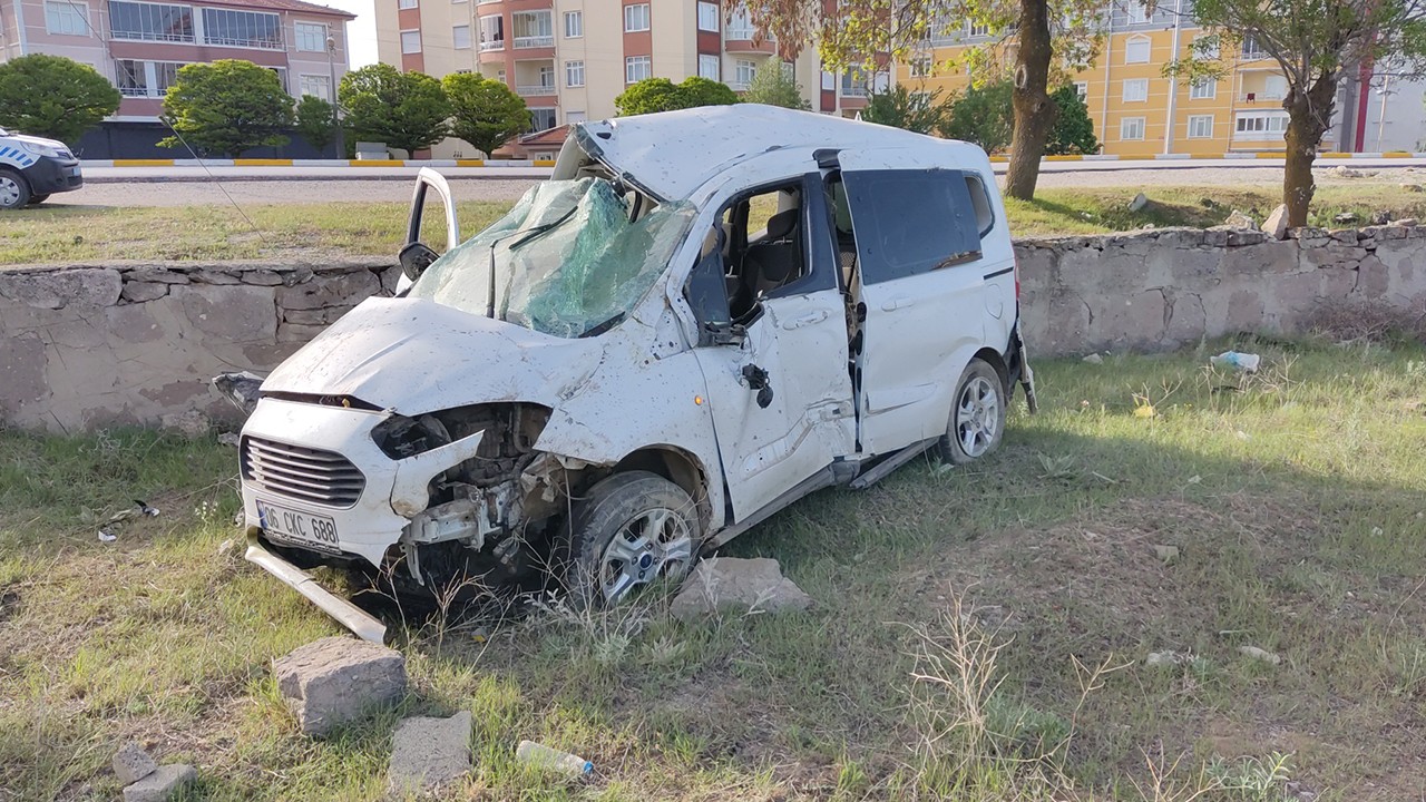 Konya’da kontrolden çıkan araç önce köpeğe sonra bahçe duvarına çarptı: Sürücü yaralandı