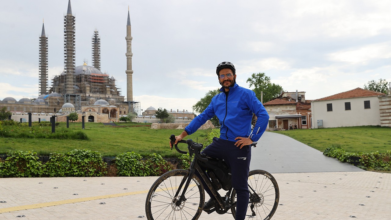 Fransa’dan bisikletle hacca gitmek için yola çıkan  yazar Türkiye’de